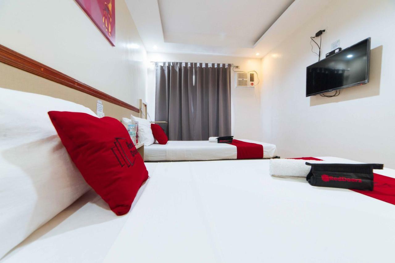 RedDoorz Plus near SM Lanang Davao Stadt Exterior foto